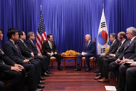 Tổng thống Hàn Quốc Yoon Suk-yeol (giữa, trái) và Tổng thống Mỹ Joe Biden (giữa, phải) tại cuộc gặp bên lề Hội nghị Cấp cao ASEAN lần thứ 40, 41 và các hội nghị cấp cao liên quan, ở Phnom Penh (Campuchia), ngày 13/11/2022. (Ảnh: Yonhap/TTXVN)