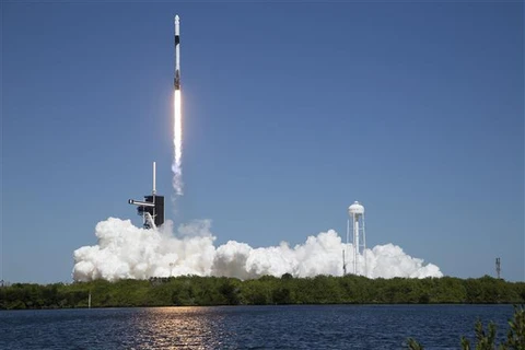 Tên lửa Falcon 9 của Space X đưa tàu Crew Dragon rời bệ phóng tại Trung tâm vũ trụ Kennedy ở Florida (Mỹ) ngày 8/4/2022. (Ảnh: AFP/TTXVN)
