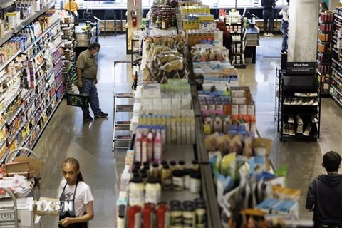 Người dân mua hàng tại siêu thị ở Washington, D.C. (Mỹ). (Ảnh: THX/TTXVN)