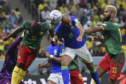 Cầu thủ Brazil Fabinho (giữa) tranh bóng bổng với cầu thủ Collins Fai (trái) của Cameroon trong lượt trận cuối ở bảng G, Vòng chung kết World Cup 2022, ngày 2/12. (Ảnh: THX/TTXVN)