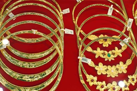 Vàng trang sức được bày bán tại một cửa hàng kinh doanh vàng trên phố Trần Nhân Tông (Hà Nội). (Ảnh: Trần Việt/TTXVN)