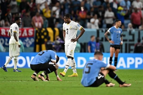 Nỗi buồn của các cầu thủ Uruguay sau khi phải dừng bước ở vòng bảng World Cup 2022. (Ảnh: AFP/TTXVN)