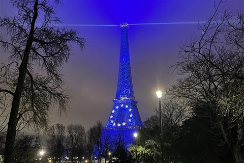 Tháp Eiffel tại thủ đô Paris của Pháp trong dịp năm mới 2022. (Ảnh : Thu Hà/TTXVN)