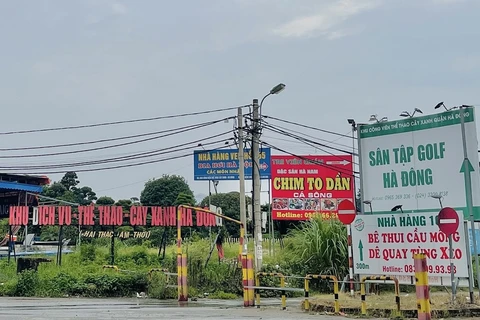 Lối vào khu Công viên thể thao cây xanh quận Hà Đông thành nơi treo biển quảng cáo các khu ăn uống, nhà hàng, sân golf. (Nguồn: Xây Dựng)