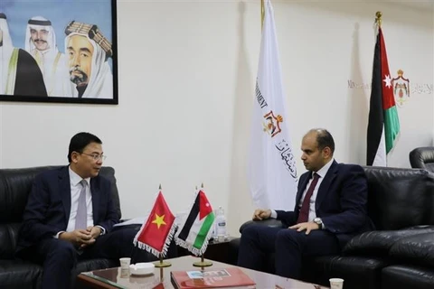 Thứ trưởng Ngoại giao Phạm Quang Hiệu làm việc Thứ trưởng Bộ Đầu tư Jordan Zaher Al-Qatarneh. (Ảnh: TTXVN phát)