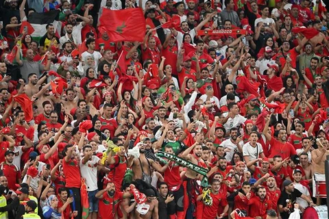 Cổ động viên Maroc vỡ òa khi đội nhà xuất sắc giành tấm vé vào bán kết. (Ảnh: AFP/TTXVN)