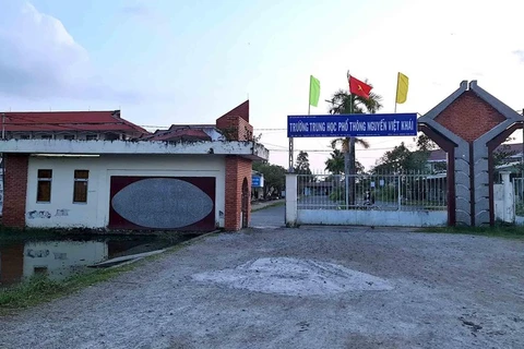 Khu vực ngoài cổng Trường Trung học phổ thông Nguyễn Việt Khái, nơi xảy ra vụ học sinh xô xát vào trưa 12/12. (Nguồn: Nhân Dân)