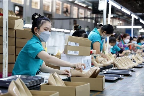 Công nhân làm giày da trong nhà máy Công ty TNHH Giày Gia Định, thành phố Thủ Đức (Thành phố Hồ Chí Minh). (Ảnh: Hồng Đạt/TTXVN)