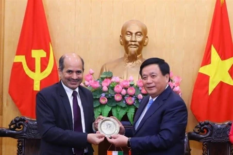 Giám đốc Học viện Chính trị quốc gia Hồ Chí Minh Nguyễn Xuân Thắng tặng quà lưu niệm cho Đại sứ Ấn Độ tại Việt Nam Sandeep Arya. (Ảnh: Văn Điệp/TTXVN)