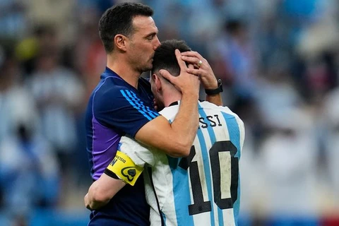 Cổ động viên Argentina cổ vũ đội nhà trong trận bán kết gặp Croatia. (Ảnh: AFP/TTXVN)