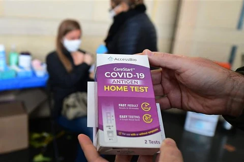 Một bộ xét nghiệm nhanh COVID-19 được phát miễn phí cho người sử dụng ở Los Angeles, bang California (Mỹ). (Ảnh: AFP/TTXVN)