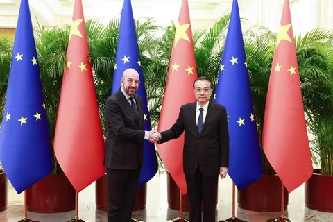 Thủ tướng Trung Quốc Lý Khắc Cường (phải) và Chủ tịch Hội đồng châu Âu Charles Michel trong cuộc gặp tại Bắc Kinh, ngày 1/12/2022. (Ảnh: THX/TTXVN)