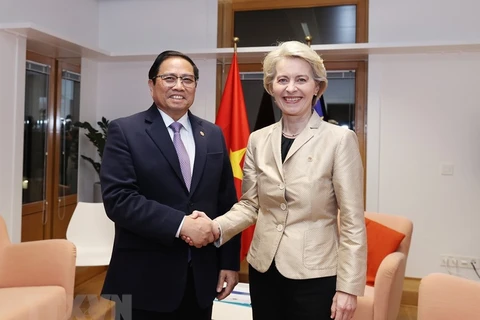 Nhân chuyến tham dự Hội nghị cấp cao kỷ niệm 45 năm quan hệ ASEAN-EU tại Brussels, Vương quốc Bỉ, chiều 14/12 (giờ địa phương), Thủ tướng Phạm Minh Chính gặp Chủ tịch Ủy ban châu Âu (EC) Ursula von der Leyen. (Ảnh: Dương Giang/TTXVN) 