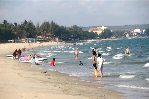 Bãi biển Hàm Tiến-Mũi Né luôn thu hút đông đảo du khách. (Ảnh: Nguyễn Thanh/TTXVN)