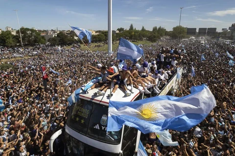 Ca khúc Muchachos đã liên tục vang lên khắp nơi ở thủ đô Buenos Aires, nơi hàng triệu người hâm mộ tập trung chào đón những người hùng Argentina mang cúp vàng về nước. (Nguồn: AP)