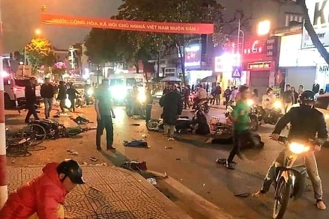 Hiện trường vụ tai nạn liên hoàn khiến 5 người thương vong tại khu vực cây xăng chợ Rừng, thị xã Quảng Yên (Quảng Ninh). (Ảnh: TTXVN phát)