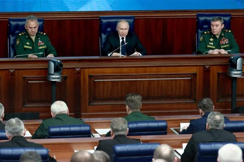 Tổng thống Nga Vladimir Putin (giữa) phát biểu tại hội nghị quốc phòng ở Moskva, ngày 21/12/2022. (Ảnh: AFP/TTXVN)