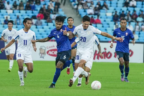 Các cầu thủ Philippines (áo trắng) trong trận đấu trước đội tuyển Campuchia. (Nguồn: AFF Mitsubishi Electric Cup 2022)
