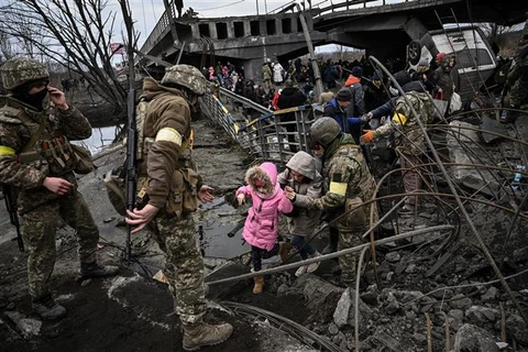 Người dân sơ tán khỏi thành phố Irpin, tây bắc thủ đô Kiev (Ukraine), ngày 5/3/2022. (Ảnh: AFP/TTXVN)