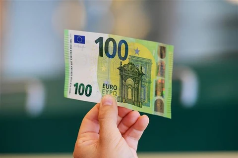 Đồng tiền mệnh giá 100 euro tại Rome (Italy). (Ảnh: AFP/TTXVN)