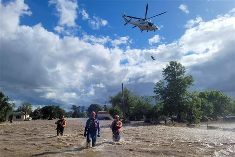 Nhân viên cứu hộ làm nhiệm vụ tại các khu vực ngập lụt ở Cowra (Australia), ngày 14/11/2022. (Ảnh: AFP/TTXVN)