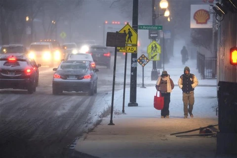 Tuyết phủ trắng trên tuyến đường ở Chicago, bang Illinois (Mỹ), ngày 22/12/2022. (Ảnh: AFP/TTXVN)