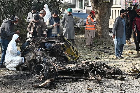 Cảnh sát điều tra tại hiện trường vụ đánh bom ở Islamabad (Pakistan), ngày 23/12/2022. (Ảnh: AFP/TTXVN)