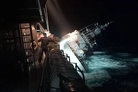 Tàu hộ vệ HTMS Sukhothai bị nghiêng sau khi nước tràn vào thân ở ngoài khơi tỉnh Prachuap Khiri Khan (Thái Lan) đêm 18/12/2022. (Ảnh: AFP/TTXVN)