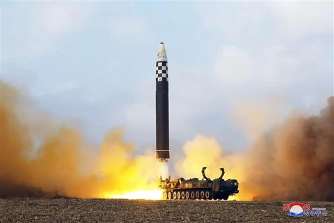 Vụ phóng thử tên lửa đạn đạo liên lục địa (ICBM) Hwasong Gun 17 của Triều Tiên ngày 18/11/2022. (Ảnh: AFP/TTXVN)