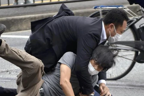 Nghi phạm tấn công cựu Thủ tướng Nhật Bản Abe Shinzo bị lực lượng an ninh bắt giữ tại hiện trường, ngày 8/7/2022. (Ảnh: AFP/TTXVN)