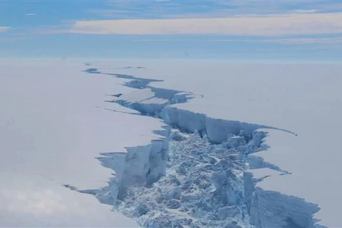 Vết nứt tại thềm băng Larsen C ở Nam Cực, tháng 2/2017. (Ảnh: AFP/TTXVN)