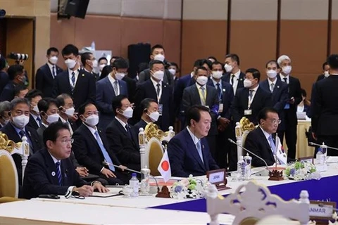 Thủ tướng Trung Quốc Lý Khắc Cường, Thủ tướng Nhật Bản Kishida Fumio và Tổng thống Hàn Quốc Yoon Suk-yeol dự Hội nghị Cấp cao ASEAN+3, hồi tháng 11/2022. (Ảnh: Dương Giang/TTXVN)