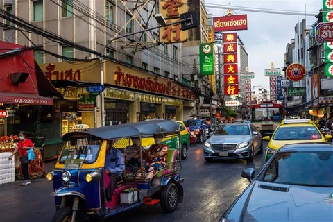 Khách du lịch trên một đường phố ở Bangkok (Thái Lan), ngày 4/1/2022. (Ảnh: AFP/TTXVN)