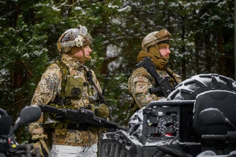 Binh sỹ NATO tham gia cuộc tập trận tại Adazi (Latvia), hồi tháng 11/2021. (Ảnh: AFP/TTXVN)