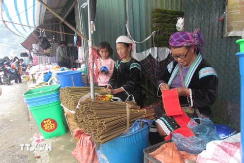 Từ rất lâu, hương của đồng bào dân tộc Mông xã Dào San là sản phẩm truyền thống quen thuộc với người tiêu dùng cụm 7 xã biên giới phía Bắc huyện Phong Thổ (Lai Châu). (Ảnh: Việt Hoàng/TTXVN)