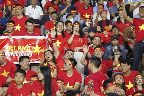 Cổ động viên Việt Nam trên khán đài trong trận đấu ra quân giữa đội tuyển Việt Nam và đội tuyển Lào ở bảng B AFF Cup 2022. (Ảnh: Phạm Kiên/TTXVN)