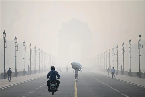 Khói mù bao phủ thủ đô New Delhi của Ấn Độ ngày 1/11/2022. (Ảnh: AFP/TTXVN)