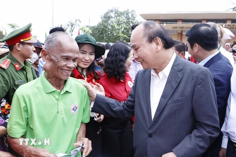 Chủ tịch nước Nguyễn Xuân Phúc với các đối tượng chính sách huyện Hòn Đất. (Ảnh: Thống Nhất/TTXVN)