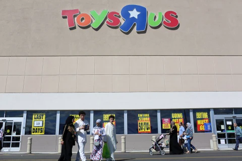 Toys "R" Us - chuỗi cửa hàng đồ chơi lớn nhất nước Mỹ nộp đơn xin bảo hộ phá sản vào cuối năm 2017 với "núi nợ" 2,5 tỷ USD. (Nguồn: Reuters)