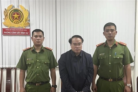 Bị can Đặng Việt Hà (giữa) tại cơ quan điều tra. Ảnh: TTXVN phát