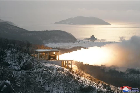 Một cuộc thử nghiệm động cơ nhiên liệu rắn có lực đẩy cao tại bãi phóng vệ tinh Sohae ở tỉnh Bắc Pyongan (Triều Tiên), ngày 15/12/2022. (Ảnh: Yonhap/TTXVN)