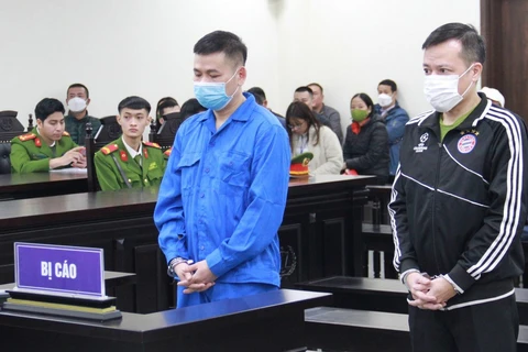 Các bị cáo Nguyễn Hoàng Long (phải) và Trần Lê Nghĩa tại phiên tòa. (Nguồn: Lao Động)