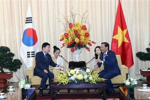 Chủ tịch Ủy ban Nhân dân Thành phố Hồ Chí Minh Phan Văn Mãi tiếp Chủ tịch Quốc hội Hàn Quốc Kim Jin-pyo. (Ảnh: Xuân Khu/TTXVN)