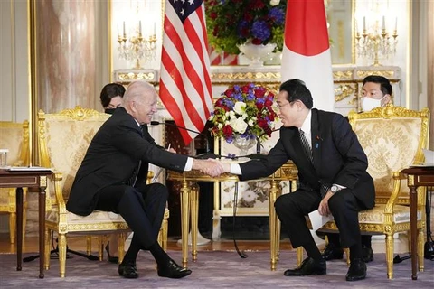 Thủ tướng Nhật Bản Kishida Fumio (phải) và Tổng thống Mỹ Joe Biden tại cuộc gặp ở Tokyo, ngày 23/5/2022. (Ảnh: Kyodo/TTXVN)