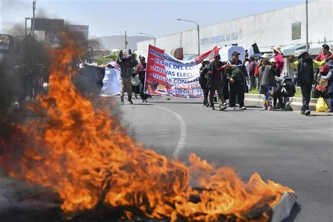 Người biểu tình đặt chướng ngại vật phong tỏa tuyến đường cao tốc Pan-American ở Arequipa (Peru), ngày 12/1/2023. (Ảnh: AFP/TTXVN)
