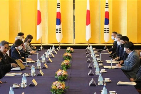 Ngoại trưởng Hàn Quốc Park Jin (thứ hai, trái) và Ngoại trưởng Nhật Bản Yoshimasa Hayashi (thứ hai, phải) tại cuộc gặp ở Tokyo (Nhật Bản), ngày 18/7/2022. (Ảnh: Yonhap/TTXVN)