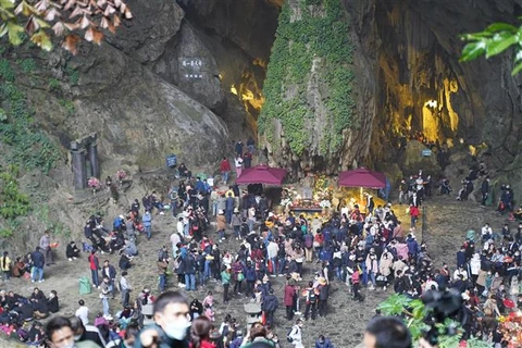 Du khách đi lễ chùa Hương ngày Tết Nguyên Tiêu năm 2022. (Ảnh: Trần Việt/TTXVN)