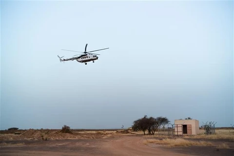 Máy bay trực thăng MI-8 hạ cánh tại Menaka (Mali). (Ảnh: AFP/TTXVN)