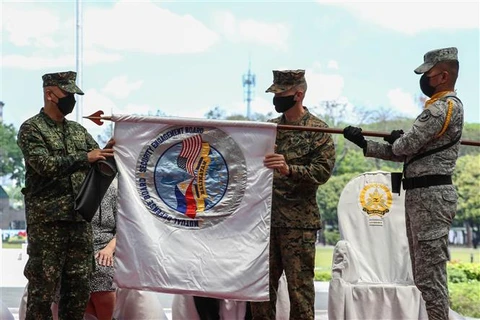 Tổng chỉ huy cuộc tập trận Balikatan của Philippines, Thiếu Tướng Charlton Sean Gaerlan (trái) và Tổng chỉ huy tập trận của Mỹ, Thiếu tướng Jay Bargeron (thứ 2, phải), tại lễ khai mạc cuộc tập trận chung Mỹ-Philippines ở căn cứ Aguinaldo, thành phố Quezon
