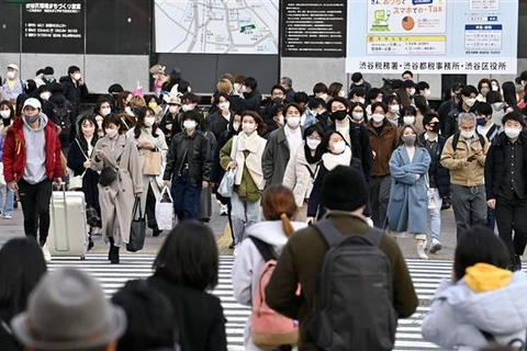 Người dân trên đường phố Tokyo (Nhật Bản). (Ảnh: Kyodo/TTXVN)